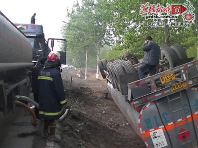 甲醇罐车侧翻国道路沟 消防9小时救援/图