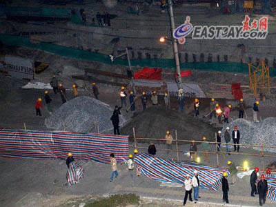 组图：上海万达广场发生工地道路塌陷