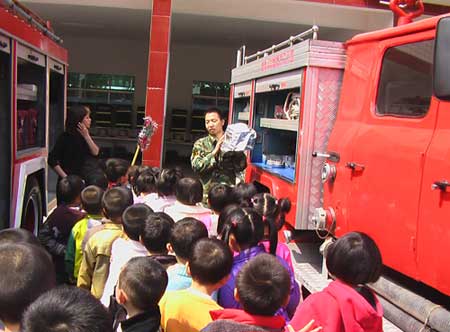 印江400多名幼儿师生走进红门学消防