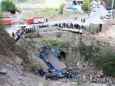 组图：大货冲下陡坡司机当场亡 消防艰难救