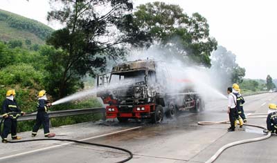 广西钦州油罐车起火 消防扑救避免爆炸