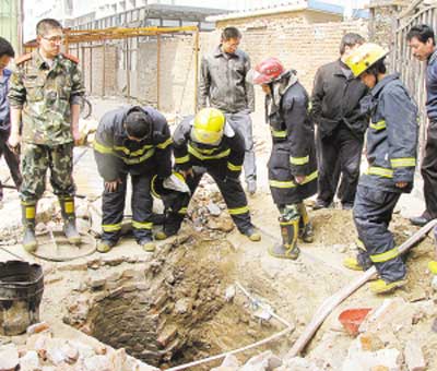 地下蒸汽管道失火 消防5下管道灭火/图