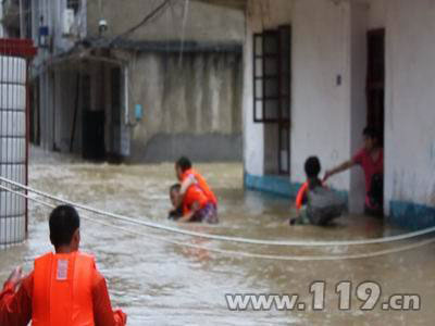 组图：湖北咸宁暴雨致多人被困 消防营救