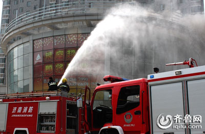 济南在建银座超市突发大火 浓烟滚滚/图