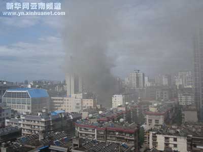 组图：昆明一餐馆突发大火 消防紧急救援