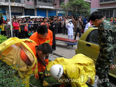 组图：3人困化粪池1人死 消防紧急救援