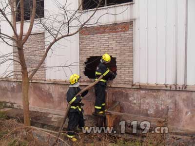 组图：纺纱厂仓库起火 消防救财产三千万