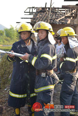 百年老屋大火烧毁3民宅万斤稻谷万元现金