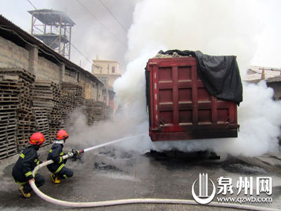 土方车爆胎起火 汽油泄漏有爆炸危险