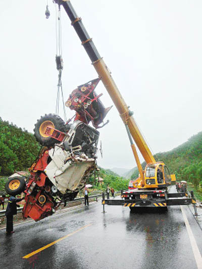 沪陕高速雨天路滑5车追尾3人伤（图）