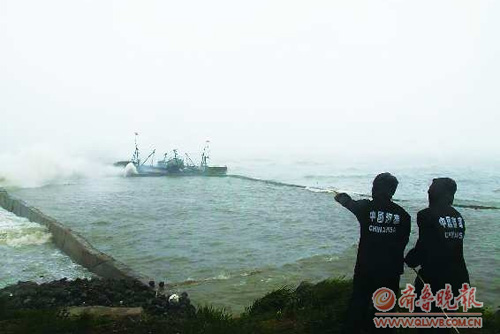 “米雷”登陆荣成 消防巨浪中救起34人