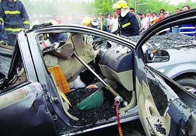 货车侧翻滚烫沥青埋轿车 司机窒息身亡/图