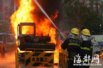 组图：电力挖爆燃气管 10米高大火伤路人