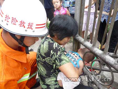 组图：幼童头卡铁门内 消防巧妙救出