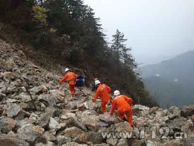 组图：越野车坠山崖2死3伤 消防急救援