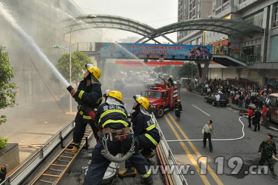 组图：商场脚手架起火 消防紧急扑救