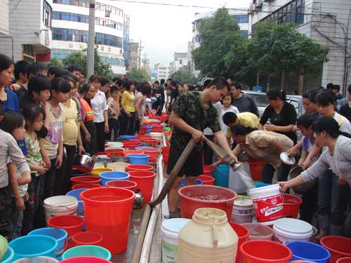 挖爆自来水管致全城停水 印江消防送水解困