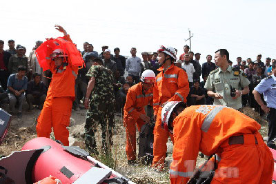 组图：新疆博湖翻船7人获救 5人失踪