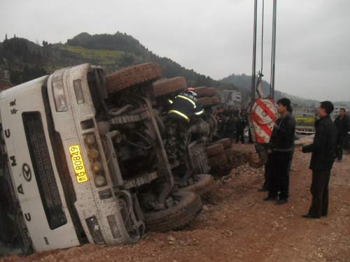 组图：百吨水泥罐车侧翻致1死 消防5时营救