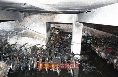 成都一小区车库起火爆炸 守车师傅遇难