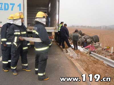 组图：货车侧翻15吨炸药落一地 消防排险