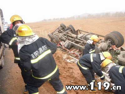 组图：货车侧翻15吨炸药落一地 消防排险