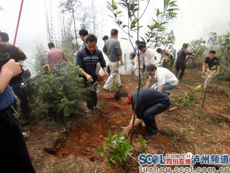 组图：干部群众4小时奋战扑灭山林大火