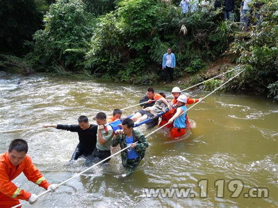 组图：26名驴友被困山中 南宁消防急救