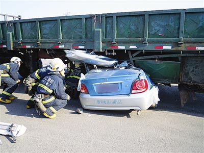 通辽：一辆出租车撞上大货车2人死亡/图