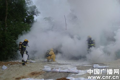 海南槽罐车侧翻路边 10吨浓硫酸泄漏/图