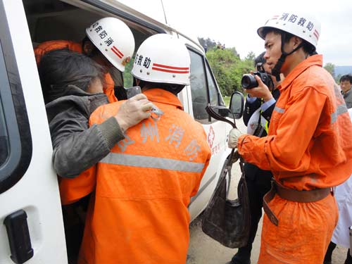 货车侧翻困住两人 施秉消防火速出击