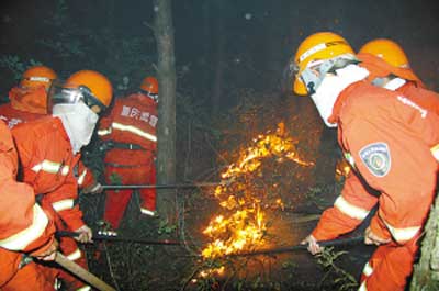 重庆南川森林火灾 30余炮弹人工降雨灭火