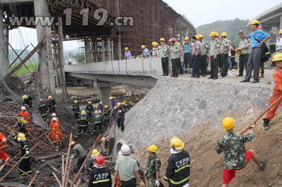 组图：在建高架坍塌3死多伤 消防紧急救人