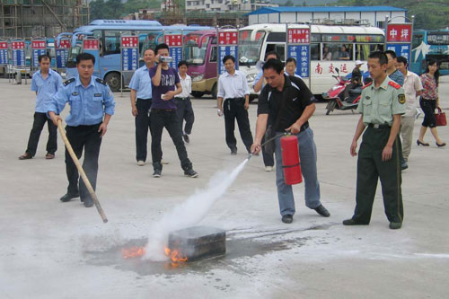 车站员工体验火场逃生 消防手把手传御火