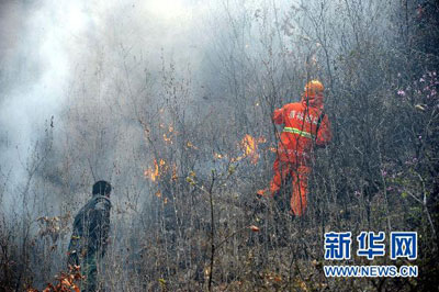 组图：秦皇岛山火面积超7000亩 万人扑救