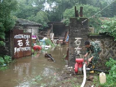 暴雨引发住宅内涝 靖安消防官兵抽水排险