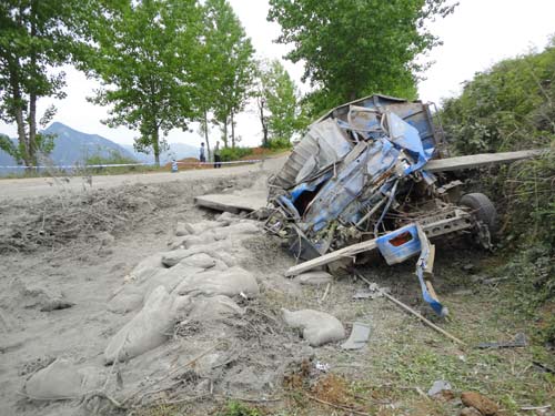 组图：水泥货车侧翻 变形驾驶室咬住两人