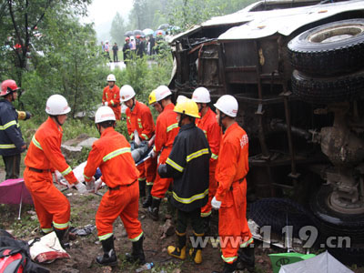 组图：忻州一大客翻车7死27伤 消防急救