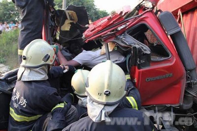 组图：八吨重引水渡槽压塌货车 消防救援