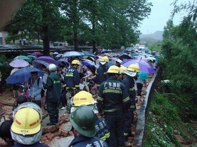 20年不遇强暴雨袭击揭阳 消防救出6名群众