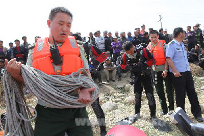 组图：新疆博湖翻船7人获救 5人失踪