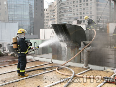 组图：南京张生记酒店起大火 58消防员驰援