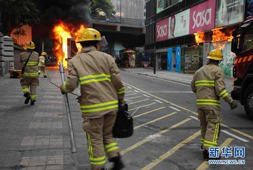 组图：香港尖沙咀海防道突发火灾