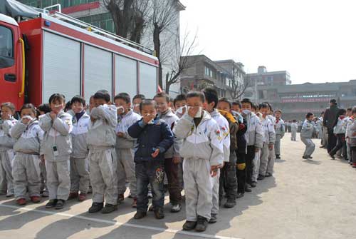 大方消防进校园 2000师生学消防安全/图