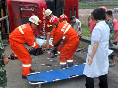 大货车转弯侧1死1伤 福泉消防紧急救援/图