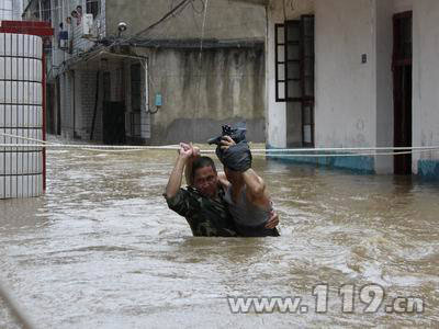 组图：湖北咸宁暴雨致多人被困 消防营救