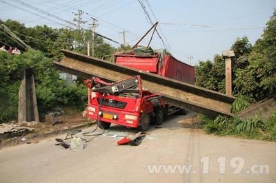 组图：八吨渡槽压车头困住司机 消防急救