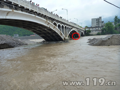 神农架洪水来袭流浪女被困桥墩 消防驰援