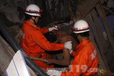 危房雨天坍塌埋2人 消防深夜紧急营救