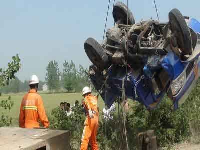 三轮车途中爆胎侧翻埋压5人 消防急救援